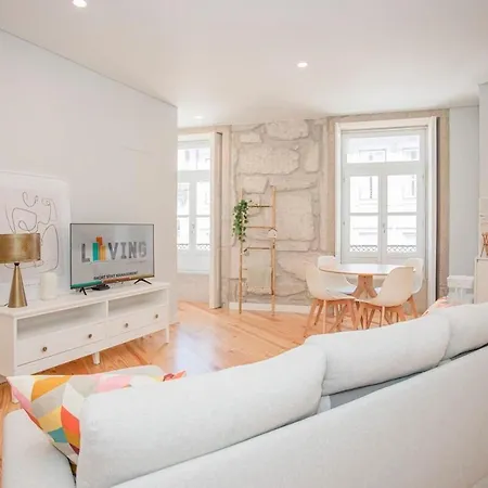 Liiiving In - Aliados Stone Apartment *