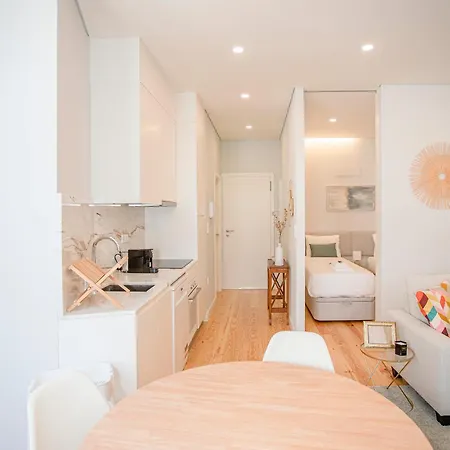 Liiiving In - Aliados Stone Apartment