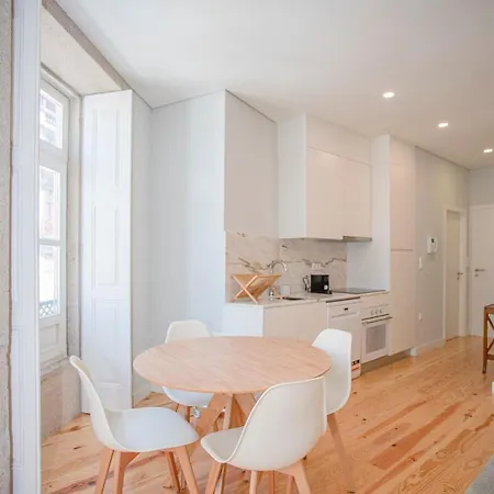 Liiiving In - Aliados Stone Apartment