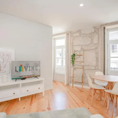 Liiiving In - Aliados Stone Apartment *