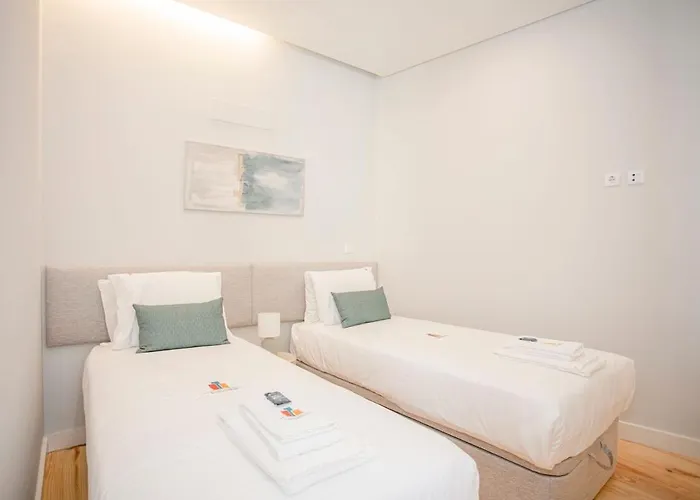 Liiiving In - Aliados Stone Apartment *