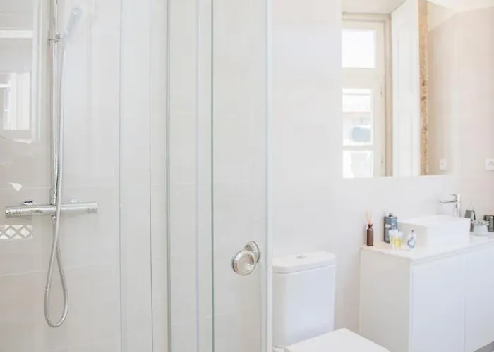 Liiiving In - Aliados Stone Apartment